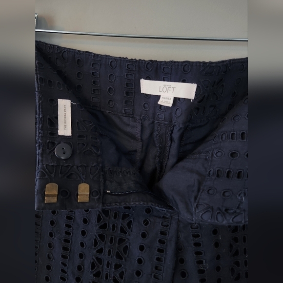 LOFT Eyelet Cropped Pants. Navy Blue. Size 4 - Picture 3 of 5